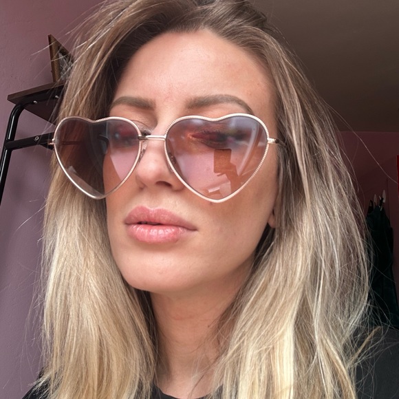 Heart shaped sunglasses - Picture 3 of 3